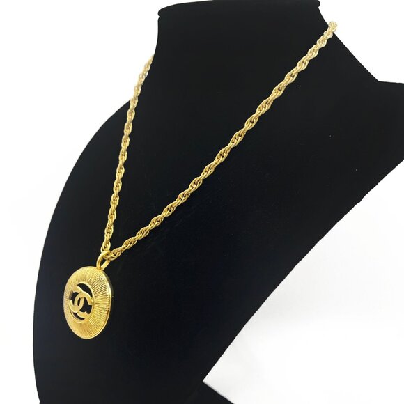 Authentic CHANEL CC Vintage 24K Gold Plated Necklace Chain Medallion Pendant - Picture 6 of 11